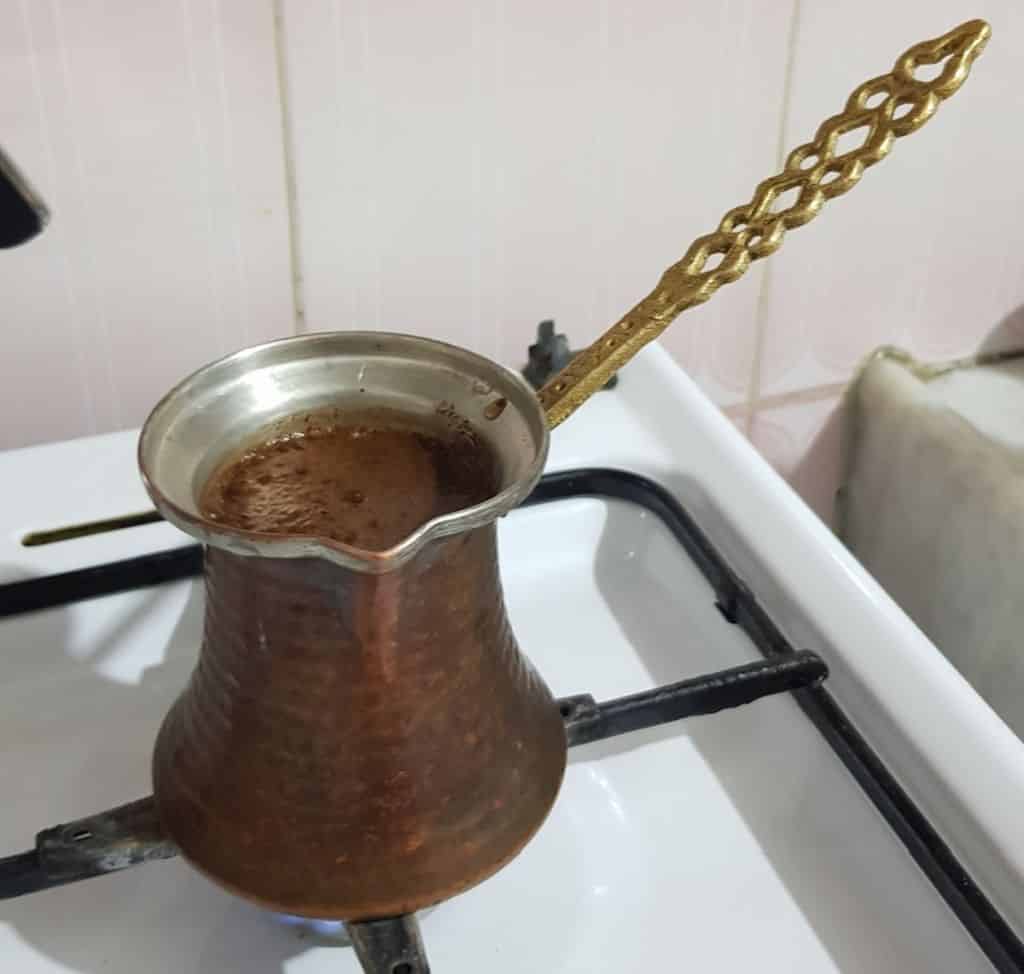 Türkischer Kaffee mit Cezve zubereitet