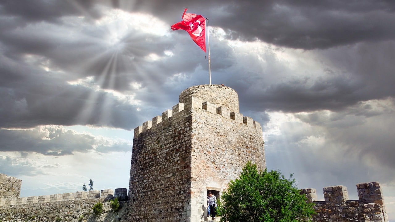 Steinerner Turm der Boyabat Kalesi unter dunklen Wolken
