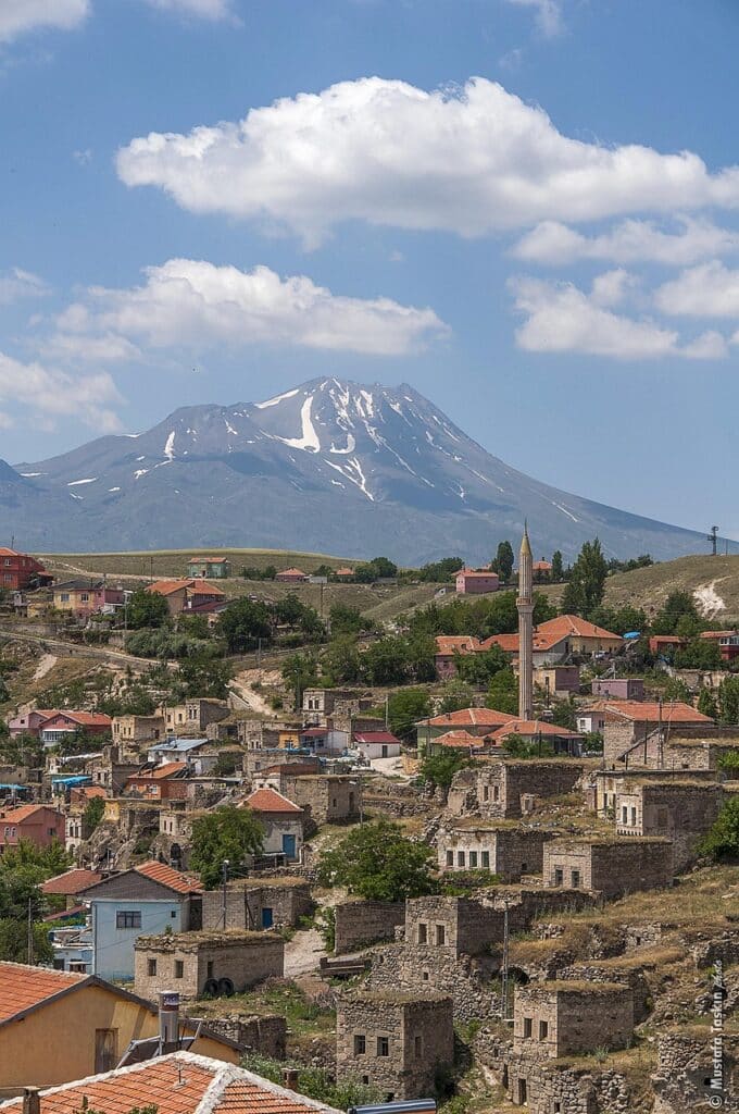 Blick über den Ort Ihlara auf den Hasan Dağı bei Aksaray