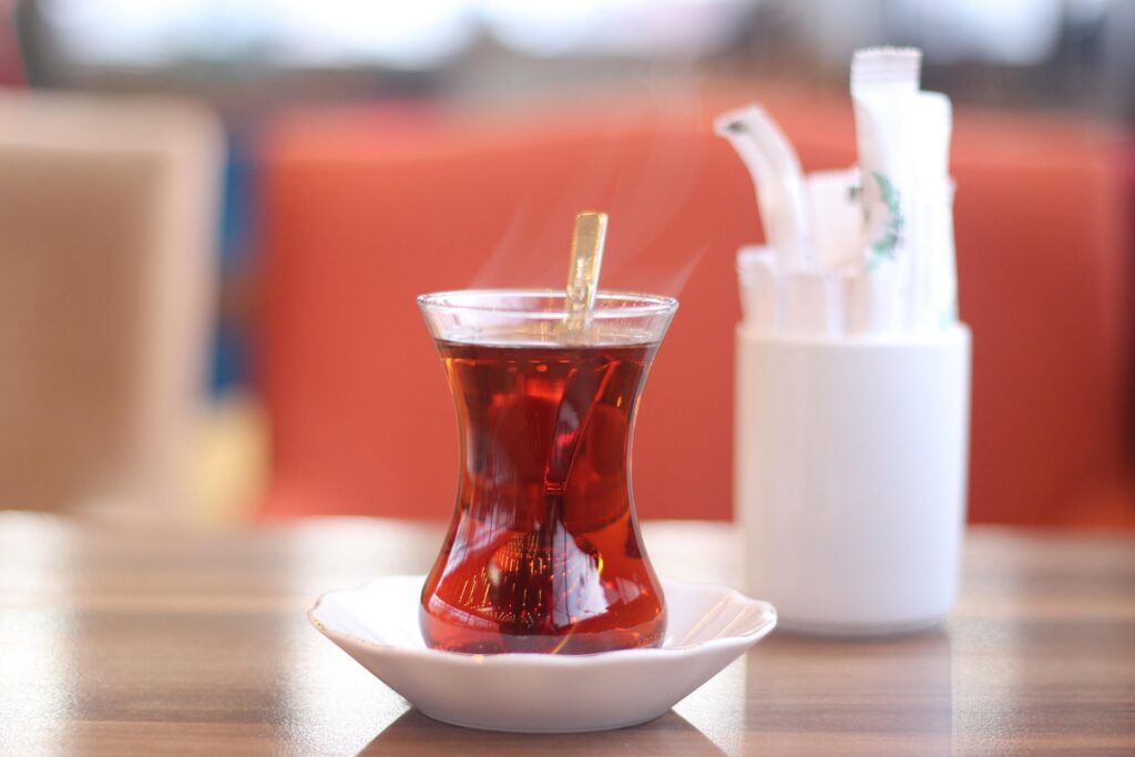 Türkischer Tee im traditionellen Teeglas