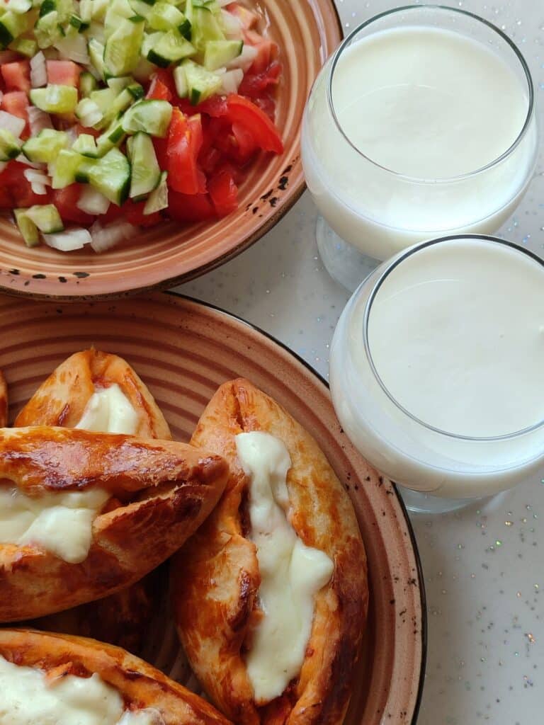 Ayran im Glas mit Pide
