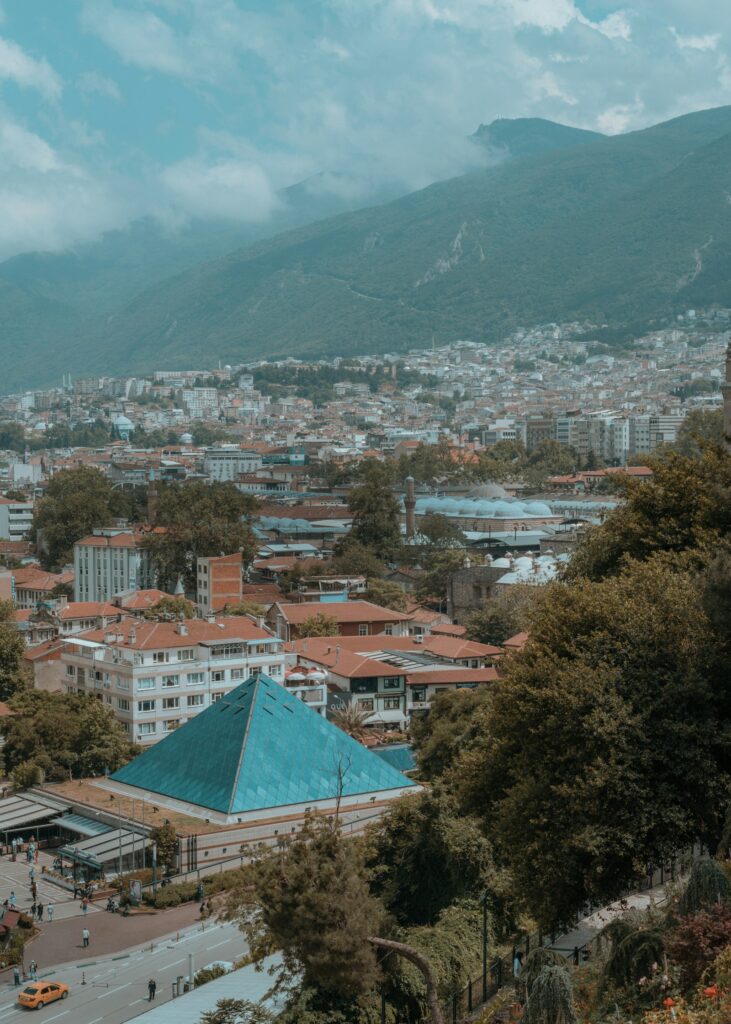 Bursa mit dem Uludağ im Hintergrund