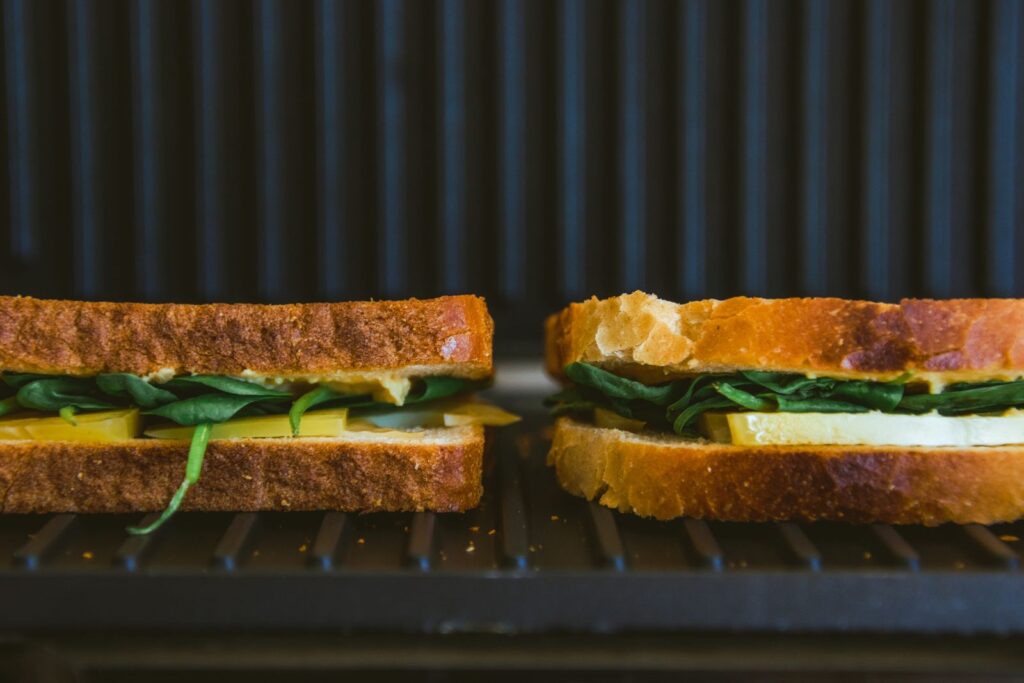 Belegte Sandwiches im Kontaktgrill