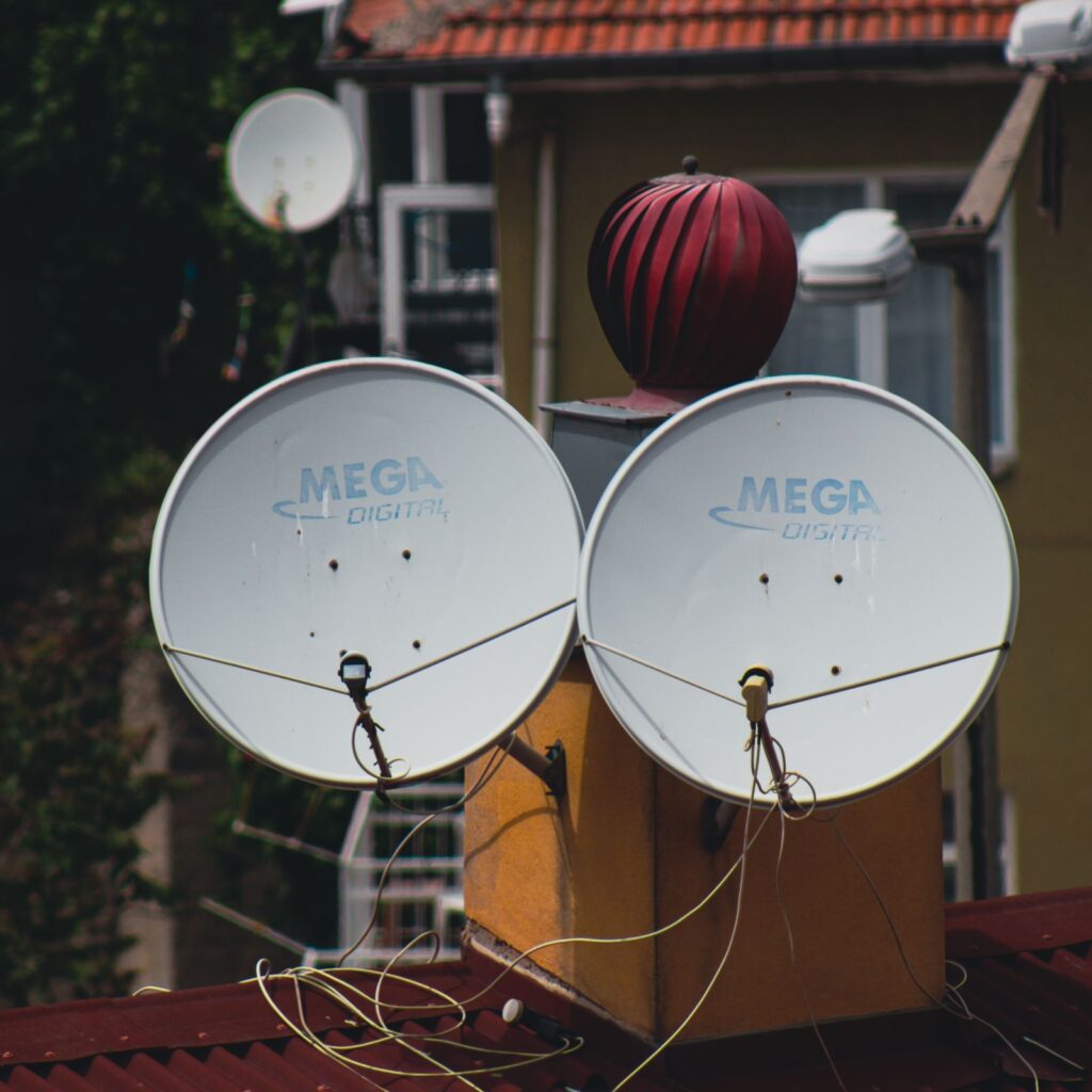 Satellitenschüsseln auf einem Hausdach