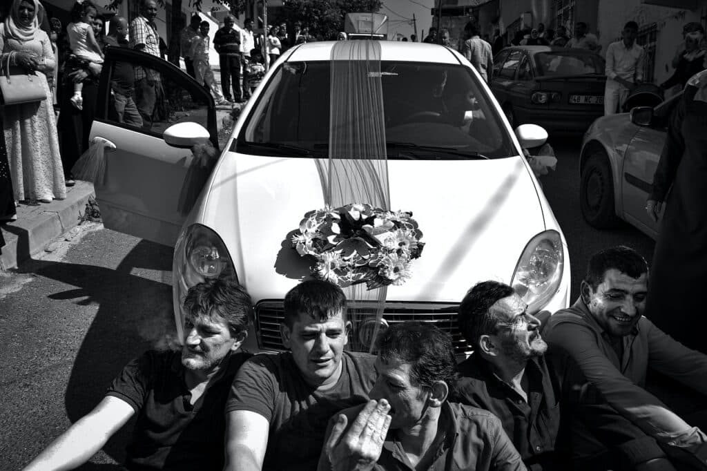 Geschmücktes Brautauto bei einer traditionellen türkischen Hochzeit
